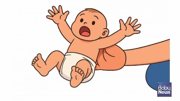 모로반사는 단순한 '놀람 반응'이 아니라, 아기의 중추신경계가 잘 작동하고 있는지를 확인할 수 있는 중요한 발달 신호이다. ⓒ임신영