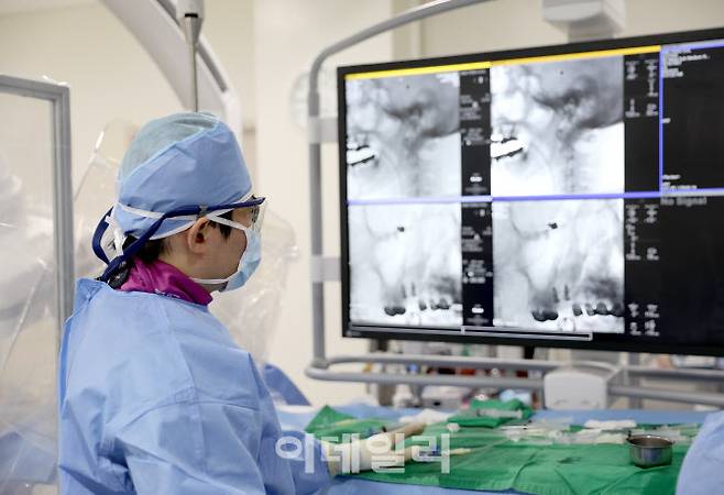 구해원 교수가 환자에게 뇌혈관 색전술을 진행하고 있는 모습(사진=일산백병원)
