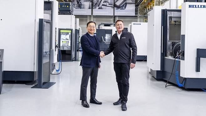 김원종 DN솔루션즈 대표이사(왼쪽)과 토르스텐 슈미트(Thorsten Schmidt) HELLER 대표이사가 악수를 하고 있다.(사진=DN솔루션즈)