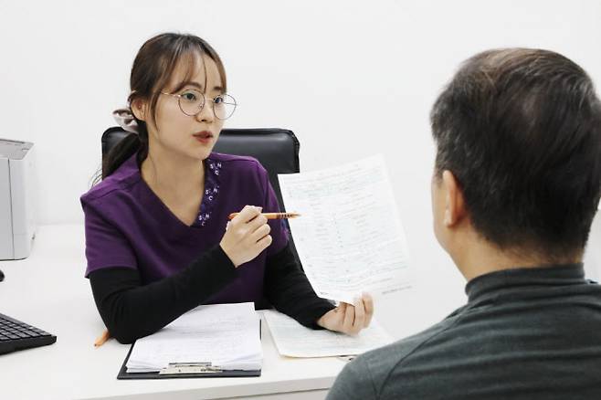 순천향대천안병원의 ‘암 환자 패스트트랙’ 시스템이 환자들로부터 큰 호응을 얻고 있다. 순천향대천안병원 암 전문 코디네이터 상담 모습.