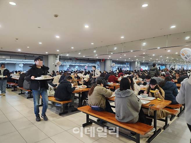 27일 중국 항저우 빈장 지구에 있는 넷이즈게임즈 항저우 캠퍼스 직원 식당에서 직원들이 식사를 하고 있다.(사진=안유리 기자)