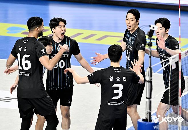 조직력의 현대캐피탈 vs '선수단 변화' 대한항공…선두 경쟁 후끈