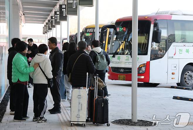 시민들이 버스를 기다리고 있다. ⓒ News1 김기태 기자