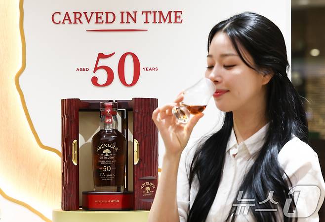 28일 서울 중구 롯데백화점 본점 식품관에서 모델이 설 명절을 맞이해 전세계 단 20병 한정 생산된 '아벨라워 50년산'을 단독으로 선보이고 있다. 아벨라워 50년산의 가격은 1억1천5백만원으로 국내에서는 단 1병만 판매된다. 2026.1.28/뉴스1 ⓒ News1 최지환 기자