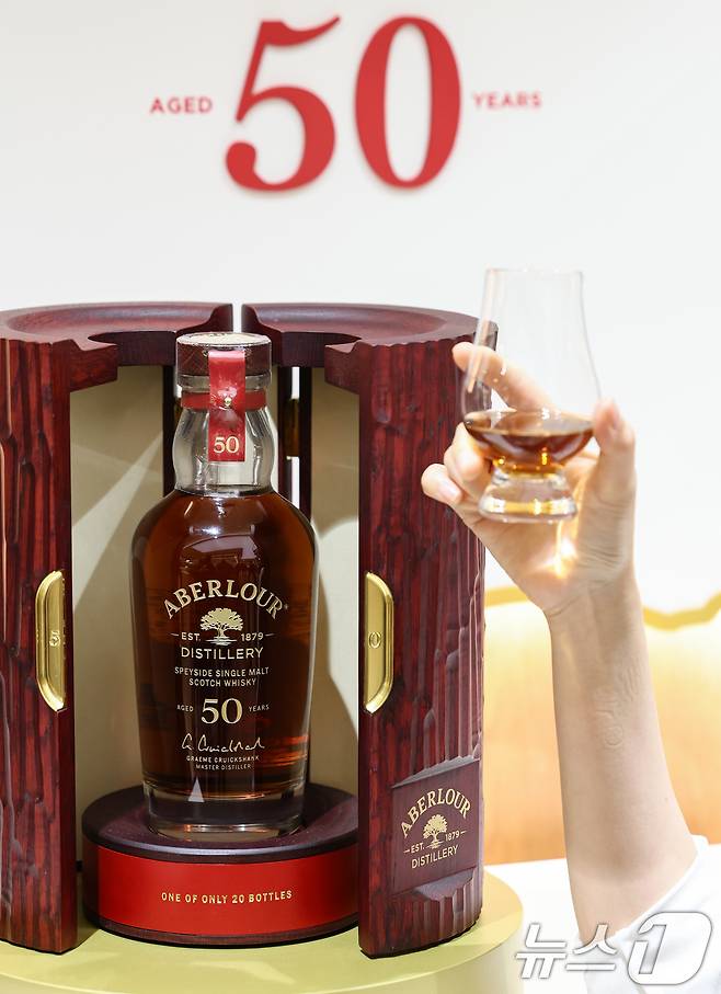 28일 서울 중구 롯데백화점 본점 식품관에서 모델이 설 명절을 맞이해 전세계 단 20병 한정 생산된 '아벨라워 50년산'을 단독으로 선보이고 있다.  2026.1.28/뉴스1 ⓒ News1 최지환 기자