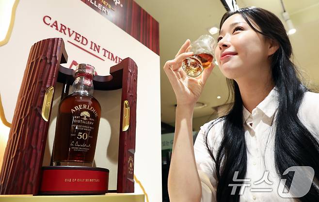 28일 서울 중구 롯데백화점 본점 식품관에서 모델이 설 명절을 맞이해 전세계 단 20병 한정 생산된 '아벨라워 50년산'을 단독으로 선보이고 있다.  2026.1.28/뉴스1 ⓒ News1 최지환 기자