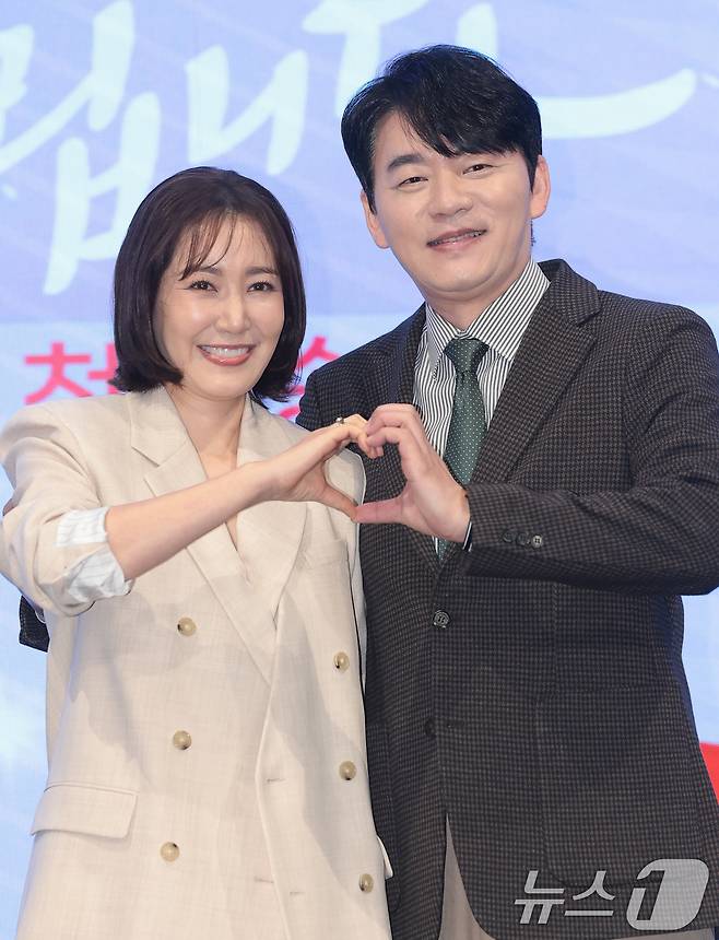 배우 유호정과 김승수(오른쪽)가 14일 오후 서울 구로구 더세인트에서 열린 KBS 2TV 새 주말드라마 '사랑을 처방해 드립니다'(극본 박지숙/ 연출 한준서) 제작발표회에 참석해 포즈를 취하고 있다. '사랑을 처방해 드립니다'는 30년 동안 악연으로 얽혔던 두 집안이 오해를 풀고 서로의 상처를 보듬으며, 결국 하나의 가족으로 다시 태어나는 패밀리 메이크업 드라마다. 2026.1.28/뉴스1 ⓒ News1 권현진 기자