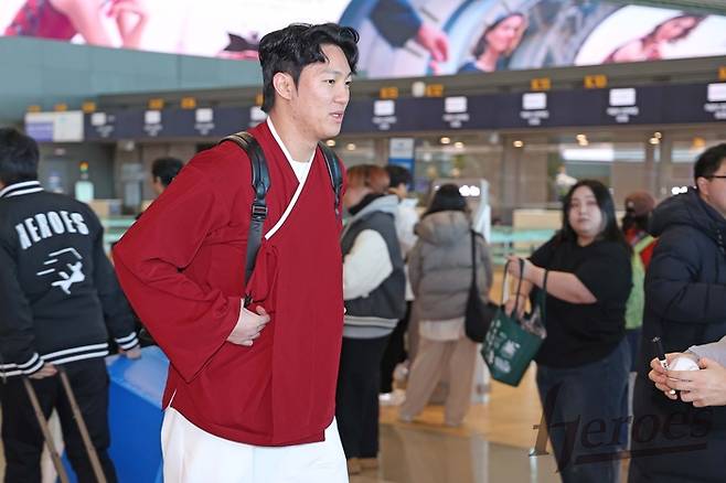 키움 안우진이 22일 인천국제공항 제2터미널을 통해 1차 스프링캠프가 열리는 대만 가오슝으로 출국하고 있다. 사진 | 키움 히어로즈