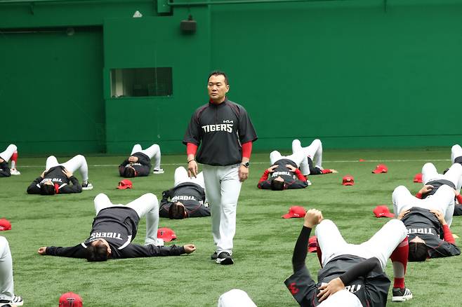 장세홍 코치와 함께 KIA 타이거즈 선수들이 컨디셔닝을 하고 있다. 사진제공=KIA 타이거즈