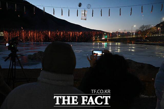 ‘제1회 단양 겨울놀이 축제’가 24일 충북 단양군 대강면 죽령천 일대에서 열린 가운데 시민들이 낙화놀이를 즐기고 있다. /단양=서예원 기자