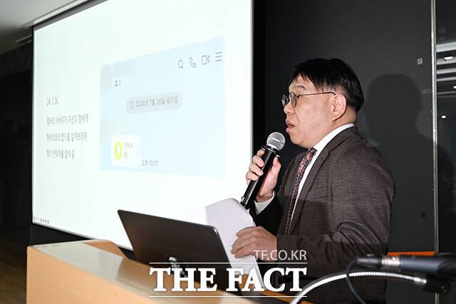 법무법인 지암 김선웅 변호사가 28일 오후 서울 종로구 교원종각빌딩에서 열린 뉴진스 탬퍼링 의혹 관련 기자회견에 참석해 발언하고 있다. /서예원 기자