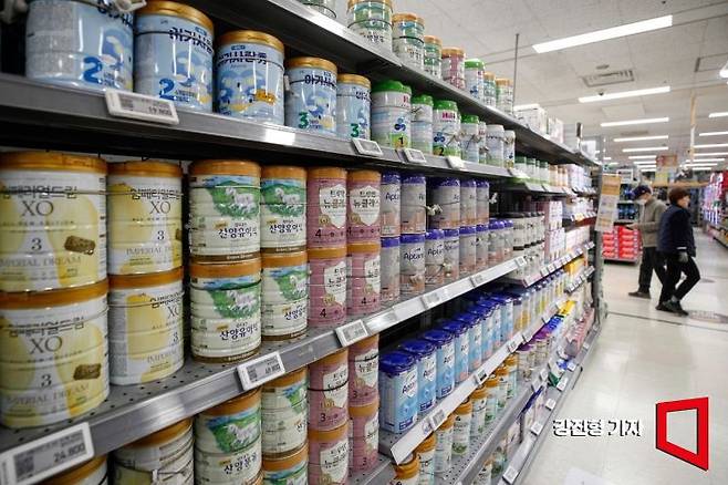 식약처는 26일 국내에 유통 중인 분유 제품 113품목을 전수 검사한 결과, 구토를 유발할 수 있는 독소로 알려진 세레울라이드가 검출되지 않았다고 밝혔다. 검사 대상은 국내 생산 분유 56품목과 수입 분유 57품목 등 총 113품목이다. 강진형 기자aymsdream@