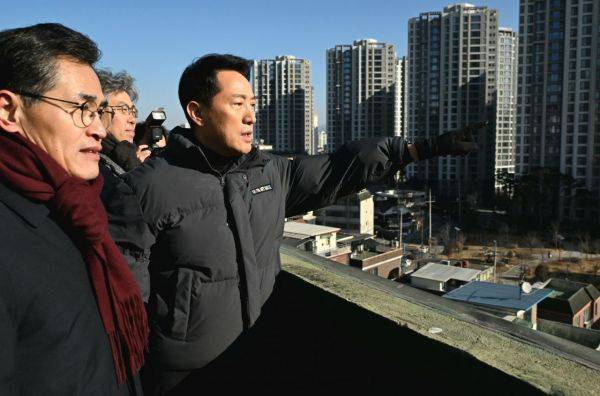 오세훈 서울시장이 28일(수) 양천구 신정4구역과 신정동 1152번지 일대를 찾아 정비사업 대상지를 내려다보고 있다. 서울시 제공.