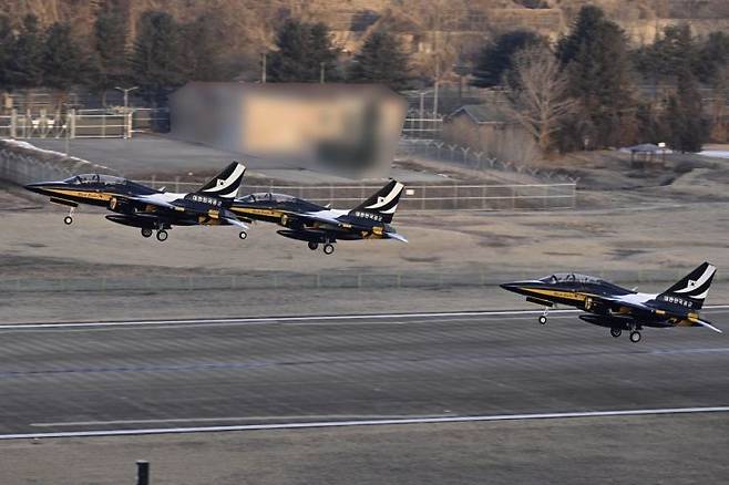 공군 특수비행팀 블랙이글스가 28일 오전, 사우디에서 열리는 국제 방위산업 전시회(WDS)에 참가하기 위해 원주기지를 출발했다. (사진제공=공군)