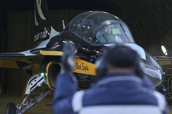 공군 특수비행팀 블랙이글스가 28일 오전, 사우디에서 열리는 국제 방위산업 전시회(WDS)에 참가하기 위해 원주기지를 출발했다. (사진제공=공군)