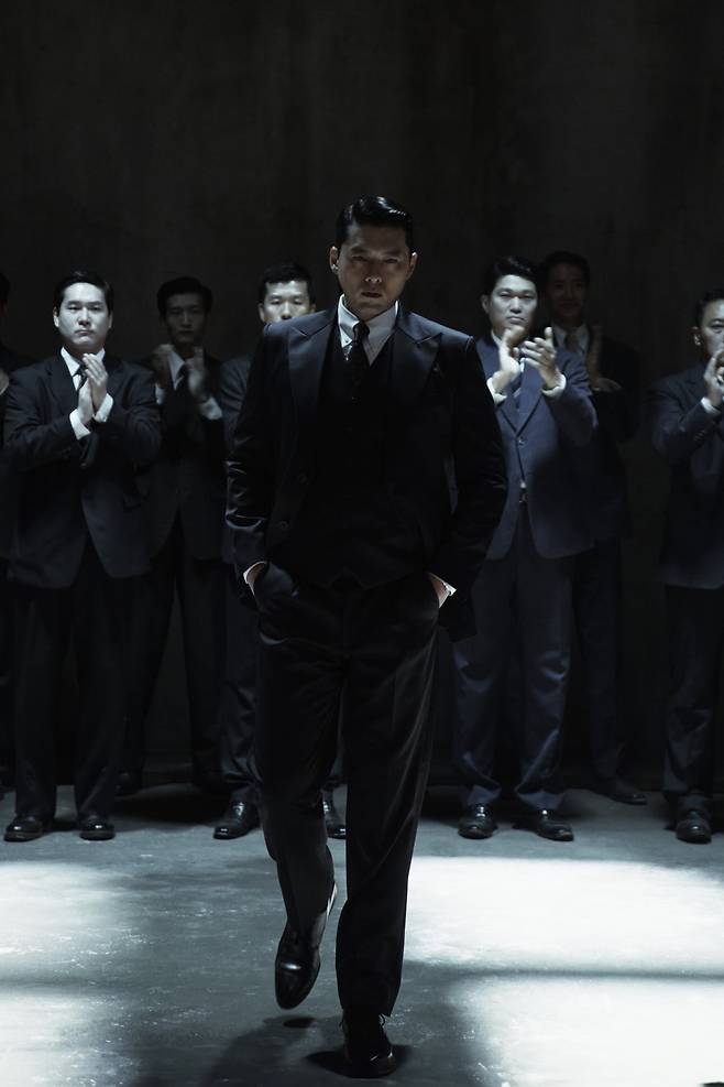 배우 현빈은 "1화 요도호 사건 에피소드에서 기태에게 '제임스 본드'의 느낌이 났으면 한다는 감독님 주문을 받았다"고 했다./디즈니+