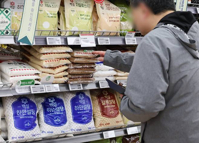 9일 서울 도심의 한 대형마트에 설탕이 진열되어 있다. / 뉴스1