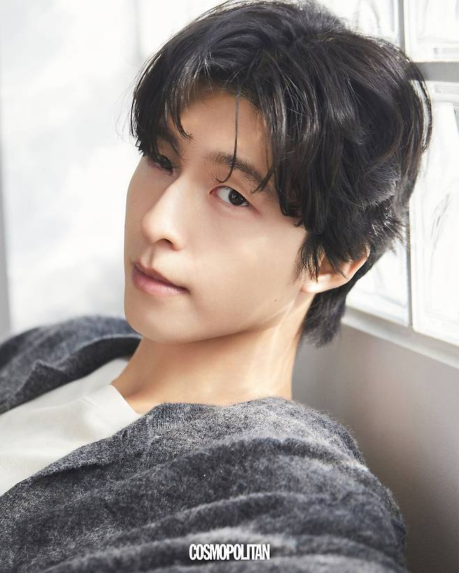 카디건 Studio Nicholson. 이너 톱 스타일리스트 소장품.