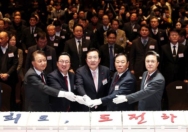 (왼쪽부터)김영환 충북도지사와 이장우 대전시장, 김기문 중소기업중앙회장, 최민호 세종시장, 김태흠 충남도지사가 27일 대전 호텔 ICC 크리스탈볼룸에서 개최한 '2026 충청권 중소기업인 신년인사회'에서 기념 촬영을 하고 있다. 중소기업중앙회 제공