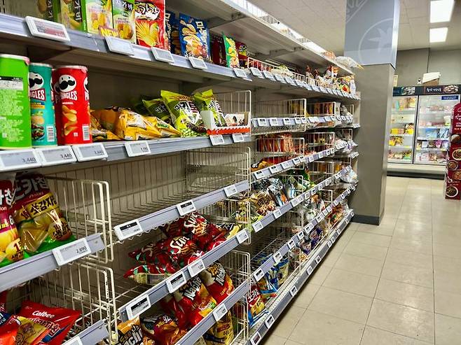 김포의 한 홈플러스 익스프레스 매장에 매대가 비어있다.ⓒ데일리안 이나영 기자