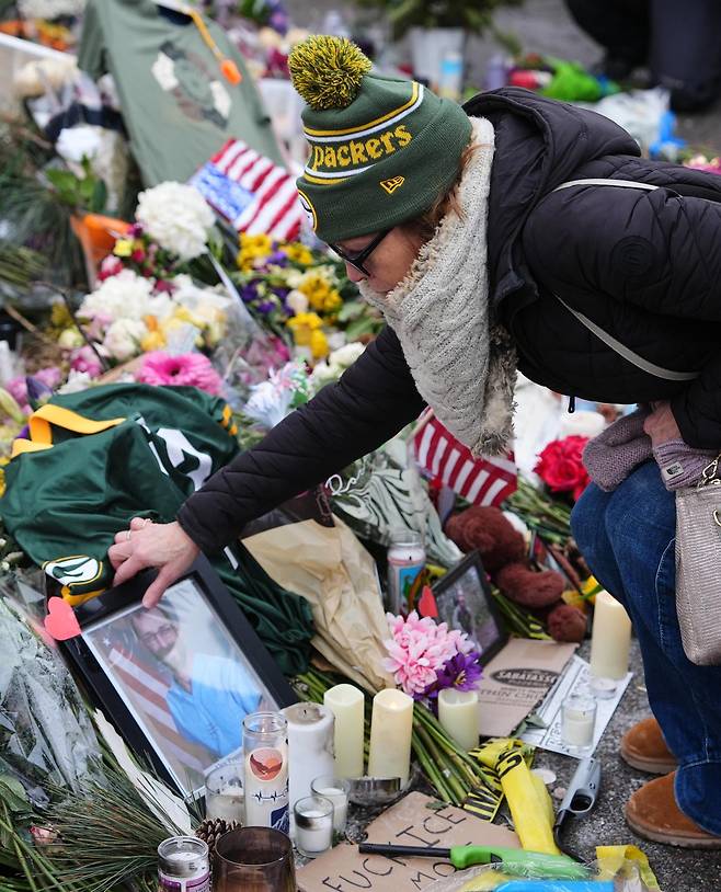 26일 미국 미네소타주 미니애폴리스 시민들이 미 세관국경보호국(CBP) 요원들의 총격에 숨진 시민권자 앨릭스 프레티를 추모하고 있다. 미니애폴리스=AP 뉴시스