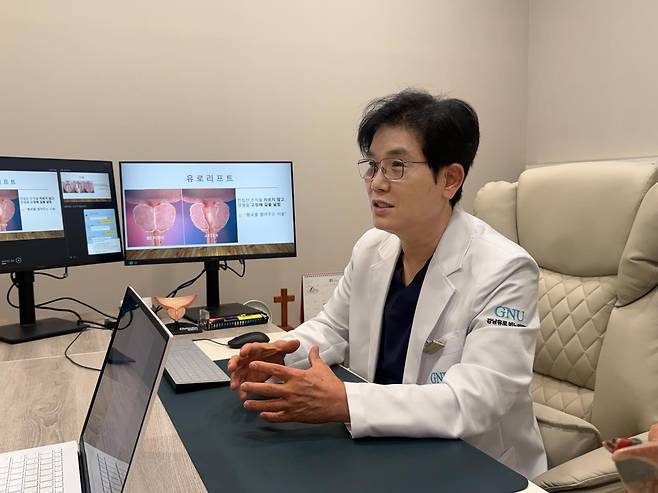 ‘전립선 명의’ 이무연 강남유로비뇨의학과의원 대표원장이 유로리프트 시술에 대해 설명하고 있다. 이 원장은 “유로리프트는 고령이거나 기저질환으로 침습적인 치료를 피하고 싶은 환자에게 적합하다”고 말했다. 
강남유로비뇨의학과의원 제공