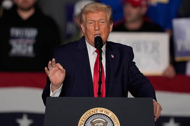 [클라이브=AP/뉴시스] 도널드 트럼프 미국 대통령이 27일(현지 시간) 아이오와주 클라이브에서 경제 연설을 하고 있다. 2026.01.28.