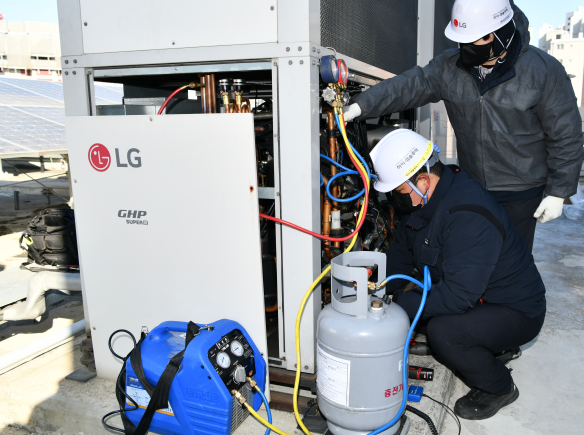 하이엠솔루텍 엔지니어가 LG시스템에어컨 서비스 현장에서 폐냉매를 회수하고 있다. 하이엠솔루텍 제공