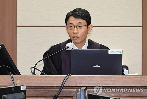 우인성 서울중앙지법 형사합의27부 부장판사가 지난해 11월 3일 서울 서초구 서울중앙지법에서 열린 권성동 의원의 정치자금 수수 혐의 첫 공판에서 법정 내부 촬영 관련 유의 사항을 고지하고 있다.  [사진공동취재단=연합뉴스]