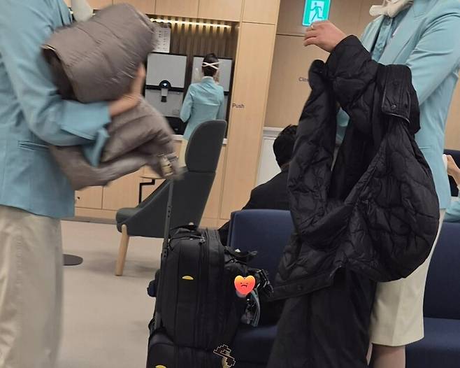 14일 경량 패딩을 입고 출근한 승무원들이 짐을 정리하고 있다. 권수정 아시아나항공 노조위원장 제공