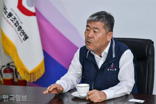 김동명 한국노총 위원장이 26일 서울 영등포구 여의도 한국노총 위원장실에서 한국일보와 인터뷰하고 있다. 윤기훈 인턴기자