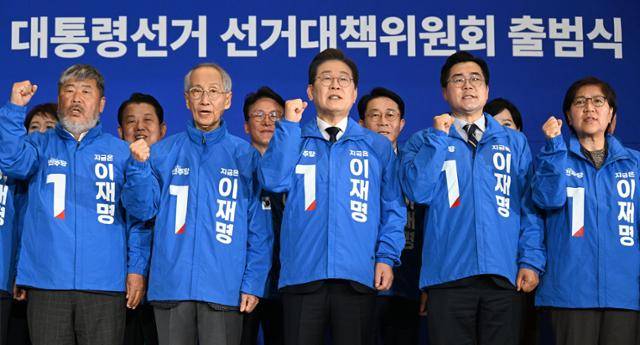 이재명 대통령이 대선 후보 시절인 지난해 4월 30일 서울 여의도 국회의원회관에서 열린 제21대 대선 중앙선거대책위 출범식에서 구호를 외치고 있다. 왼쪽부터 김동명 한국노총 위원장, 윤여준 총괄 상임 선대위원장, 이 대통령, 박찬대 총괄 상임 선대위원장, 정은경 총괄 선대위원장. 고영권 기자