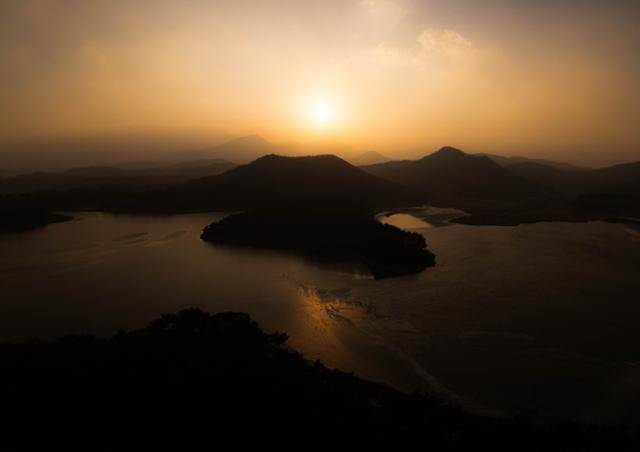 강원 고성군 송지호 너머로 해가 지고 있다.