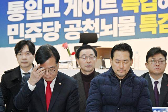 장동혁(앞줄 오른쪽) 국민의힘 대표가 19일 국회 로텐더홀에서 열린 최고위원회의에서 송언석 원내대표와 함께 생각에 잠겨 있다. 민경석 기자