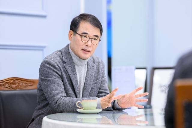 장충남 군수는 한국일보 신년 인터뷰에서 "이제 남해군은 정책실험을 하고 시행착오를 겪는 단계를 벗어나 성과가 일상이 되는 단계에 들어섰다"며 "더 큰 번영의 기회를 맞이하게 될 것"이라고 밝혔다. 남해군 제공