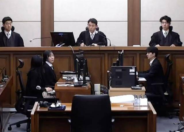 우인성(가운데) 서울중앙지법 형사합의27부 부장판사가 28일 서울 서초구 서울중앙지법에서 열린 김건희 여사의 자본시장법 위반 혐의 등 사건의 판결 요지를 읽고 있다. 서울중앙지법 제공