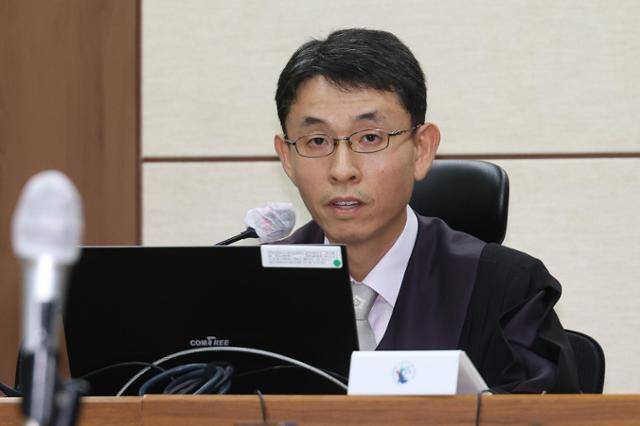 우인성 서울중앙지법 형사합의27부 부장판사가 지난해 9월 24일 서울 서초구 서울중앙지법에서 열린 김건희 여사의 첫 공판에서 법정 촬영 허가 사항에 대해 설명하고 있다. 사진공동취재단