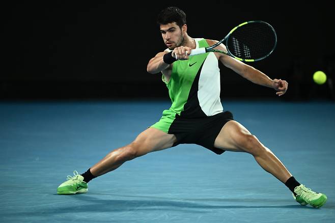<yonhap photo-4994=""> epa12684494 Carlos Alcaraz of Spain in action during his Men's Singles quarter-finals match against Alex de Minaur of Australia at the Australian Open tennnis tournament in Melbourne, 27 January 2026. EPA/JOEL CARRETT AUSTRALIA AND NEW ZEALAND OUT/2026-01-27 20:46:42/<저작권자 ⓒ 1980~2026 ㈜연합뉴스. 무단 전재 재배포 금지, AI 학습 및 활용 금지></yonhap>