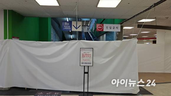 27일 홈플러스 일산점 에스컬레이터가 작동하지 않고 있다. 여전히 영업을 이어가고 있는 입점업체들은 이에 대한 불만을 호소하고 있다. [사진=진광찬 기자]