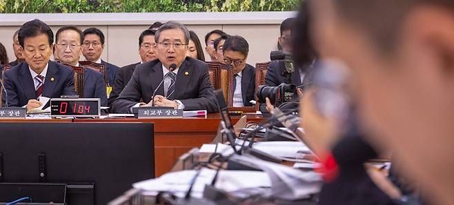 조현 외교부 장관이 28일 국회에서 열린 외교통일위원회 전체 회의에 출석해 도널드 트럼프 미 대통령의 한국에 대한 관세 인상 발언과 관련한 질의에 답하고 있다. 2026.1.28 [사진=연합뉴스]