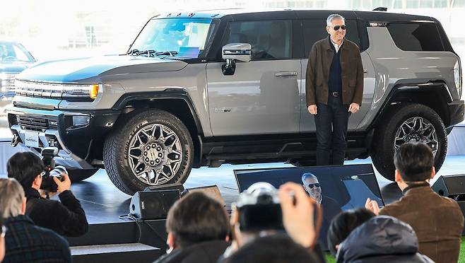 헥터 비자레알 한국GM 사장이 27일 경기 김포 한국타임즈항공에서 열린 GMC 브랜드 데이에서 허머 EV, 아카디아, 캐니언 등 신차 3종의 국내 출시 계획을 밝히고 있다. [뉴스1]