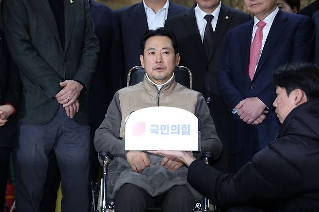 장동혁 국민의힘 대표가 22일 서울 여의도 국회에서 통일교∙공천헌금 '쌍특검' 수용 촉구 단식을 마치고병원 이송 전 발언하고 있다. 국회사진기자단