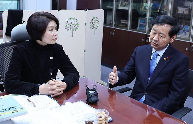 한정애 더불어민주당 정책위의장(왼쪽)과 구윤철 부총리 겸 재정경제부 장관이 27일 국회 의원회관 한 정책위의장 사무실에서 도널드 트럼프 미국 대통령의 관세 인상 언급과 관련해 면담하고 있다. 임현동 기자