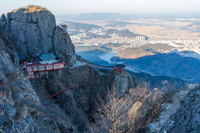 금오산 약사암. 금오산 정상 바로 아래 벼랑에 자리한 도량이다. 암자 너머로 낙동강과 구미 시내가 한눈에 내려다보인다. 백종현 기자