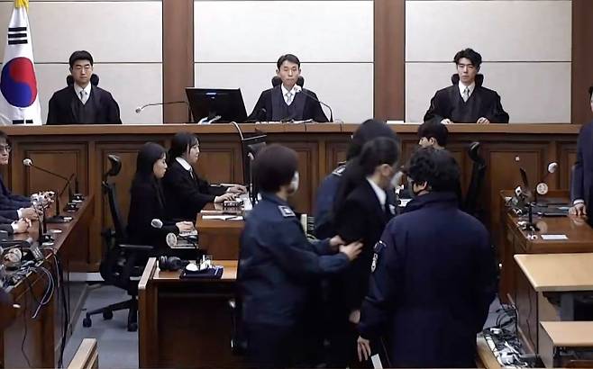 김건희 여사가 28일 오후 서울 서초구 중앙지방법원에서 자본시장법·정치자금법 위반, 특정범죄 가중처벌법상 알선수재 혐의 1심 선고 공판에 출석하고 있다. 사진 중앙지법