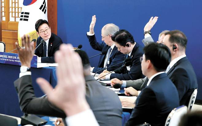 이재명 대통령이 28일 청와대 본관에서 열린 ‘모두의 성장, 외국인투자기업 간담회’에서 참석자들의 질문을 받고 있다. 청와대사진기자단