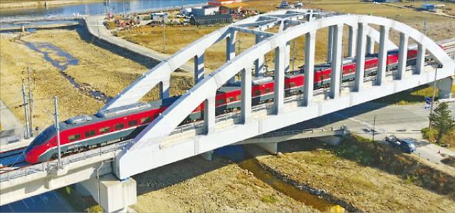 경상북도가 지난해 개통한 동해중부선 열차와 영덕~포항 고속도로 등 관광인프라를 활용해 로컬관광 육성에 나섰다.  경상북도 제공