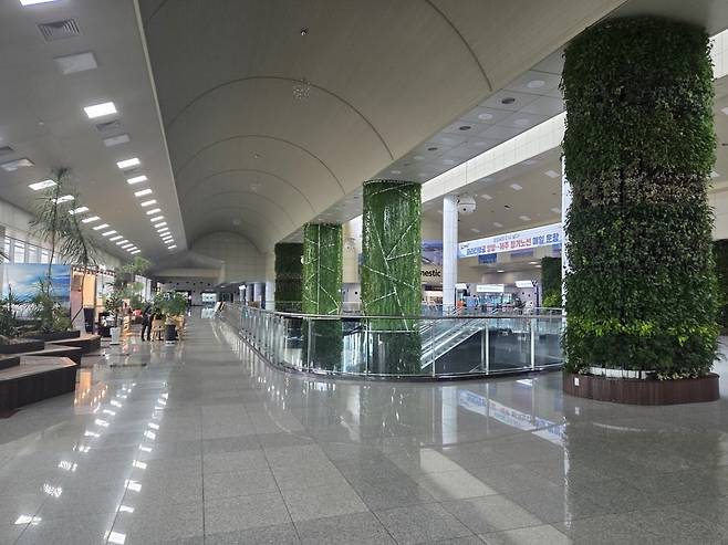 텅빈 양양국제공항의 내부 모습. 26일 기준 양양공항 하루 운항 횟수는 2회에 불과하다./안정훈 기자