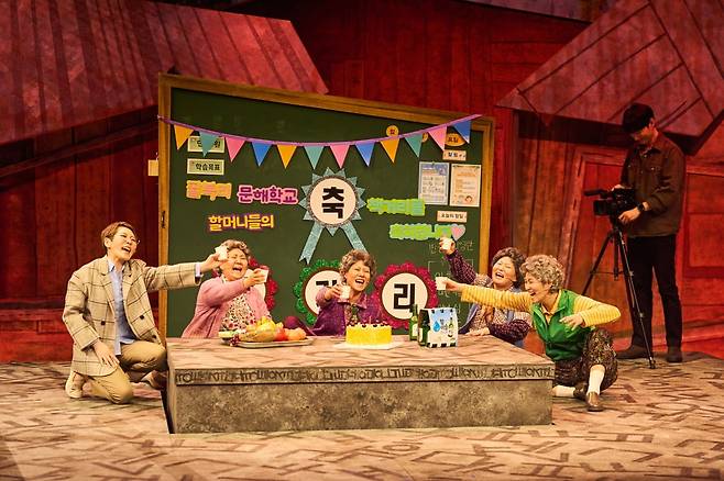 뮤지컬 '오지게 재밌는 가시나들'의 한 장면./사진=라이브