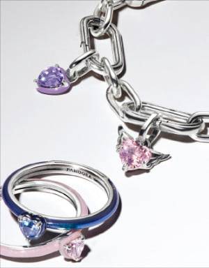 판도라의 2026년 ‘언락 러브(Unlock Love)’ 컬렉션인 ‘판도라 미 하트 참’과 ‘차크라 하트 링’ 제품. 판도라 제공